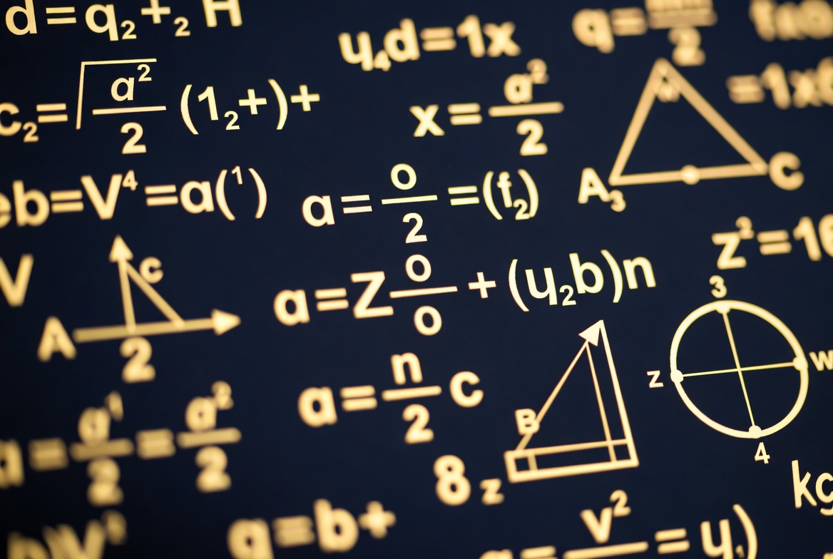 Diák matematika feladatot old meg